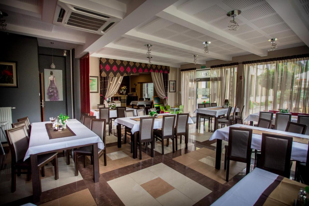 Restauracja Sonata Bed & Breakfast Zwierzyniec Ngoại thất bức ảnh